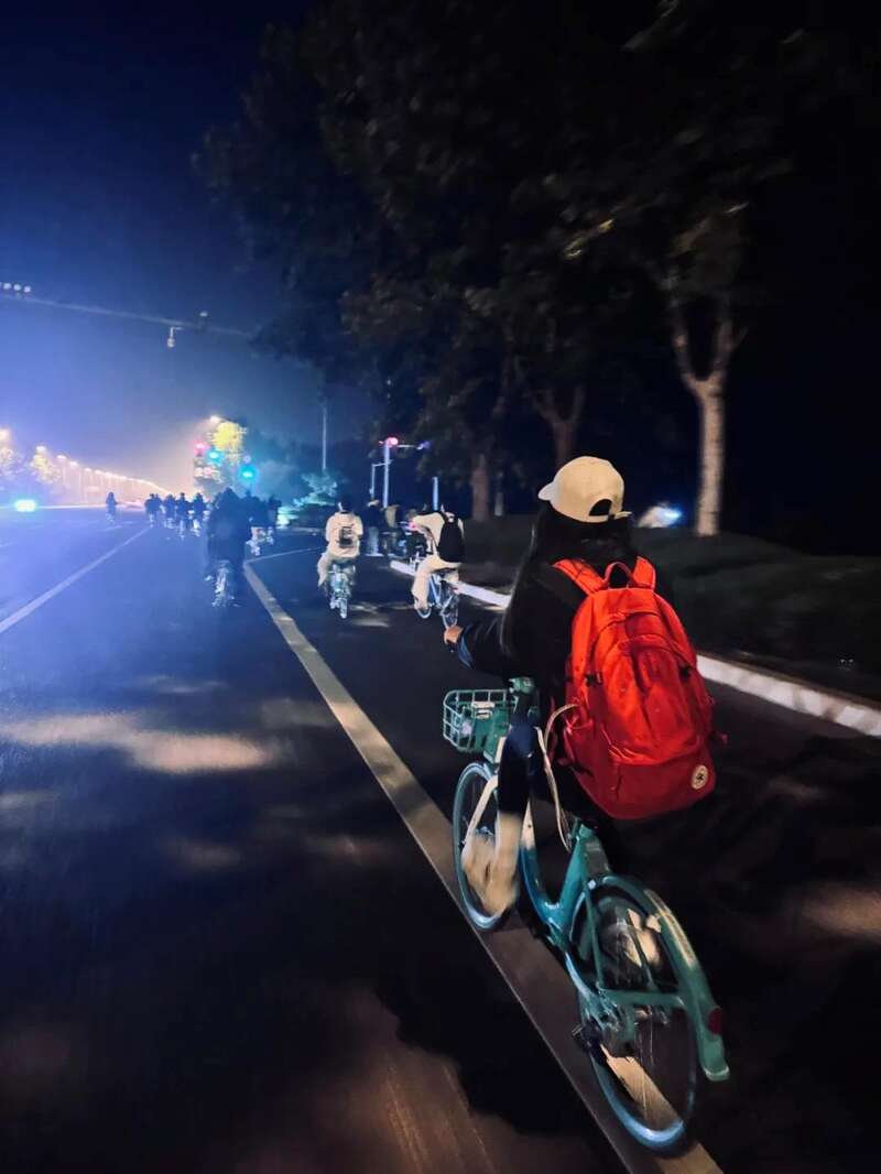 大学生“夜骑”火了但有两件事必须注意(图2)