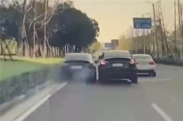 两特斯拉公路狂飙相撞：殃及一辆宝马轿车(图1)