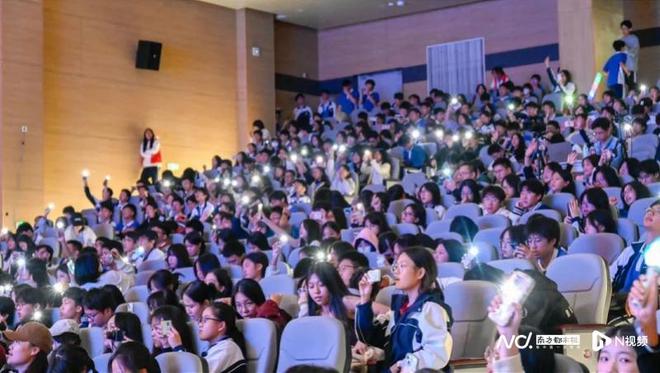 深圳一高中生秀花式山地车技燃爆全场这所学校太炸了(图7)