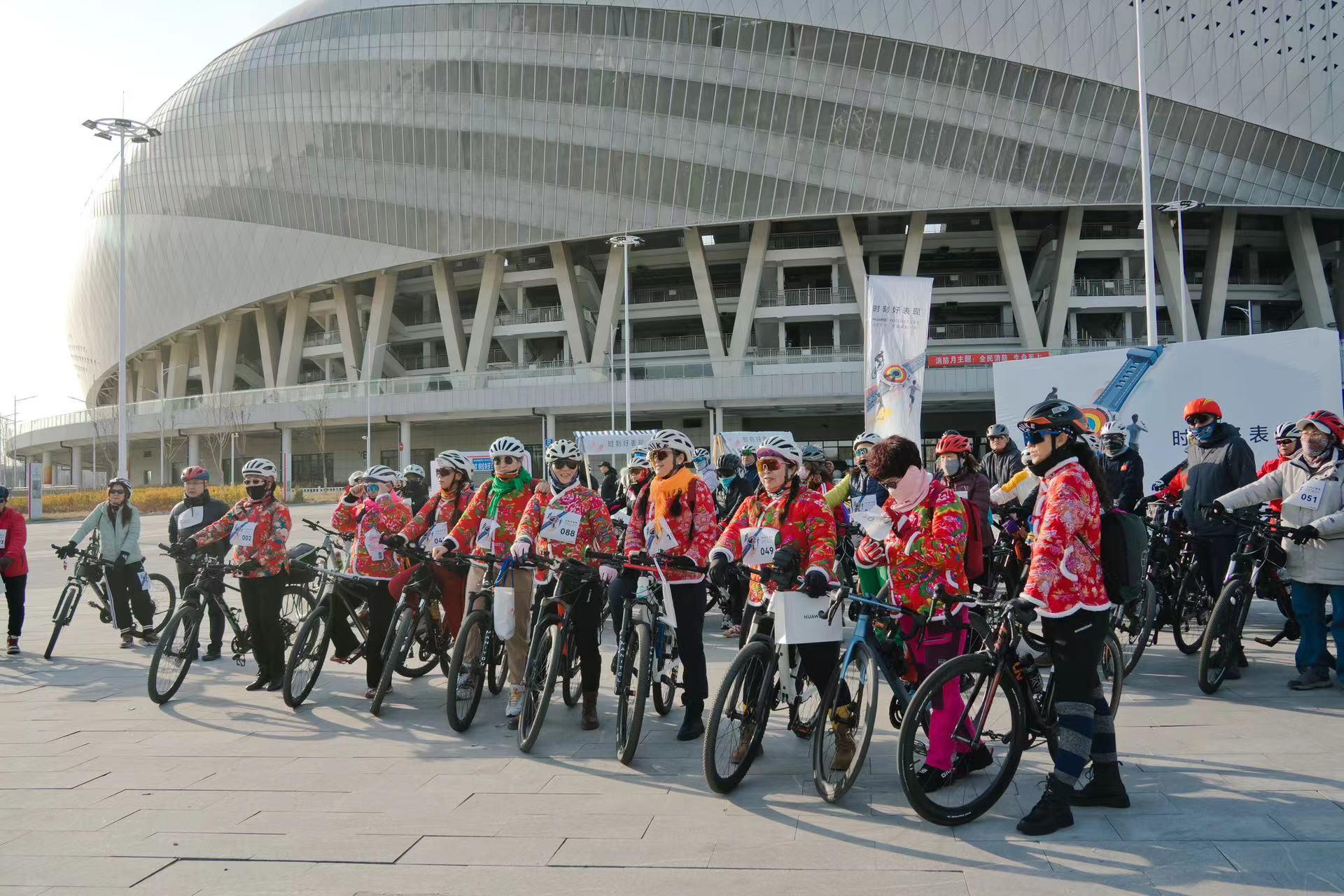 唐山200余名骑行爱好者以独特骑行方式迎接2025年火狐电竞平台(图2)