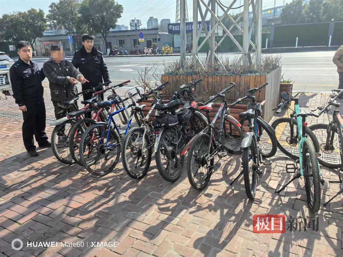 红色雨衣再套蓝色雨衣 男子伪装盗窃被民警识破(图1)