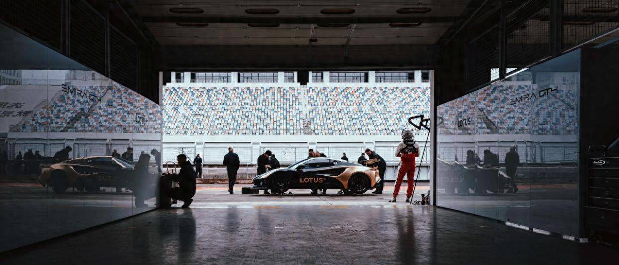 莲花跑火狐电竞APP车搭载三车手驰骋 F1 中国大奖赛赛场(图1)