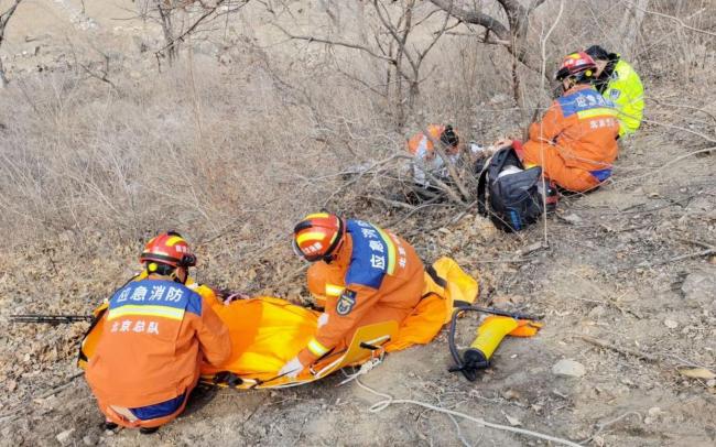 摩托刹车“抱死”撞上护栏骑手被甩下15米长山坡 骑行安全再敲警钟(图1)