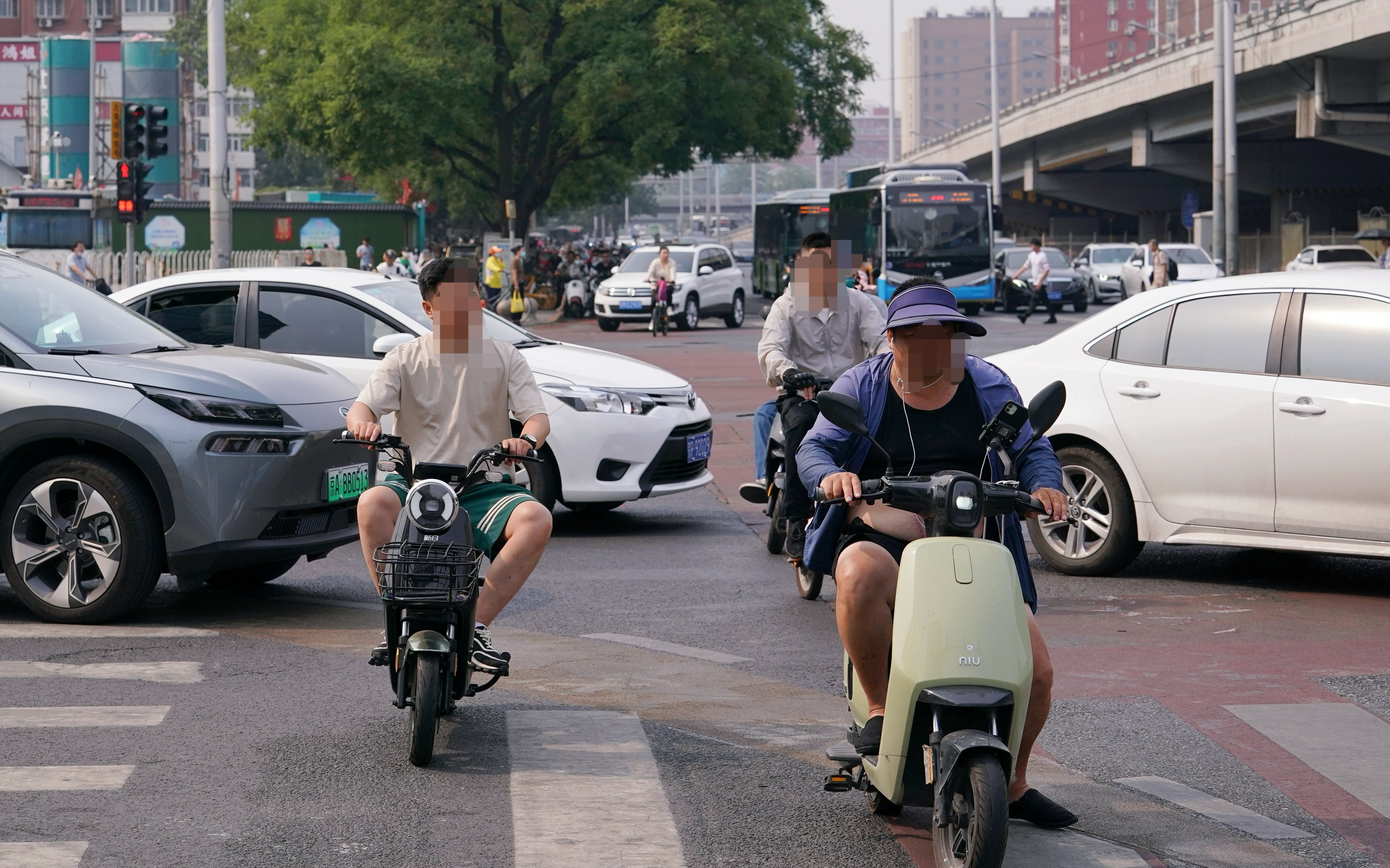 行人车道停留骑行追逐竞速北京交警：这些都是违法行为(图3)