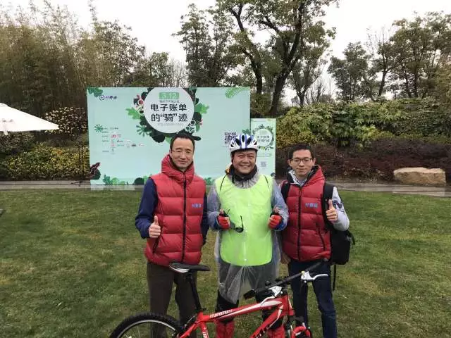 植树节雨中骑行装满正能量空气瓶(图3)