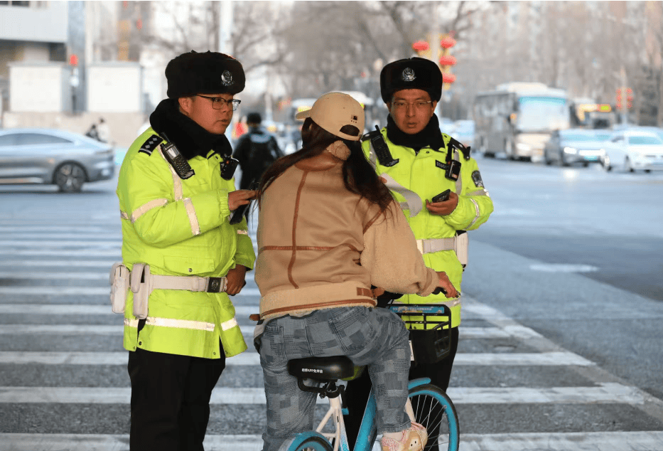 多名骑火狐电竞网址车人被罚在北京骑行请注意(图1)