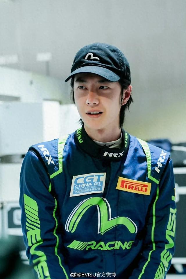 意外冲出赛道后27岁赛车手王一博火狐电竞平台站上领奖台(图1)