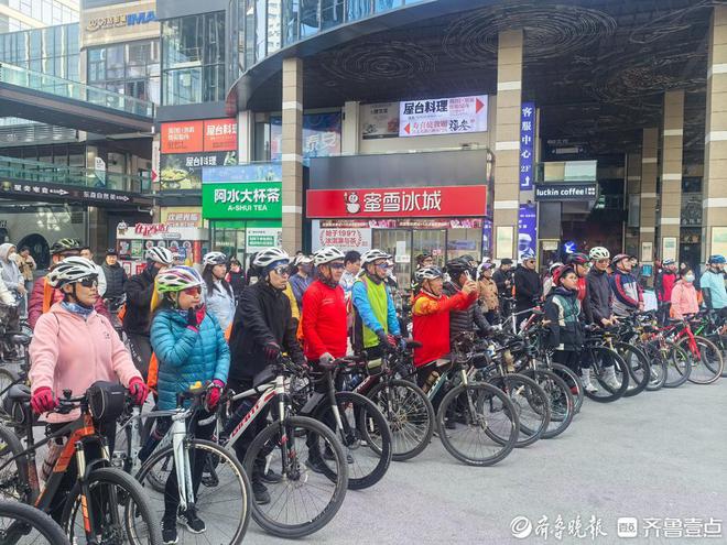 火狐电竞入口泰安“巷陌寻踪—骑遇岱庙”骑行活动圆满收官数百人畅行文化之旅(图2)