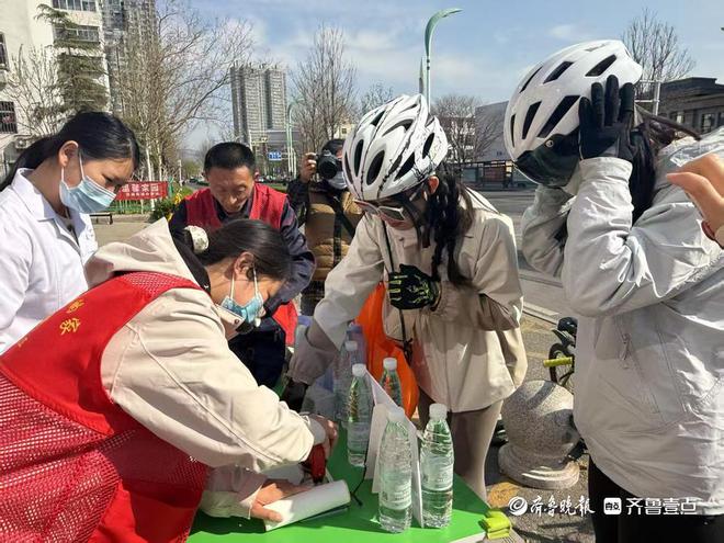 火狐电竞入口泰安“巷陌寻踪—骑遇岱庙”骑行活动圆满收官数百人畅行文化之旅(图4)
