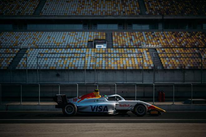 独家｜专访F1 CEO多梅尼卡利：从赛道到荧幕 75岁F1讲述新故事(图1)
