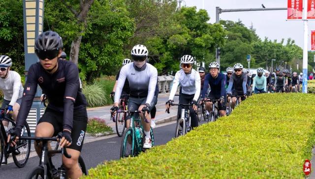 2025年骑行安全：佩戴头盔可降低头部受伤率25倍火狐电竞网址城市出行如何保障安全？