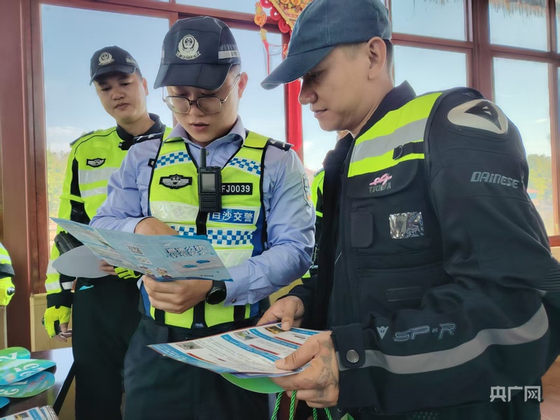 海南白沙举办文明骑行火狐电竞官网主题活动 警民共筑平安路(图1)