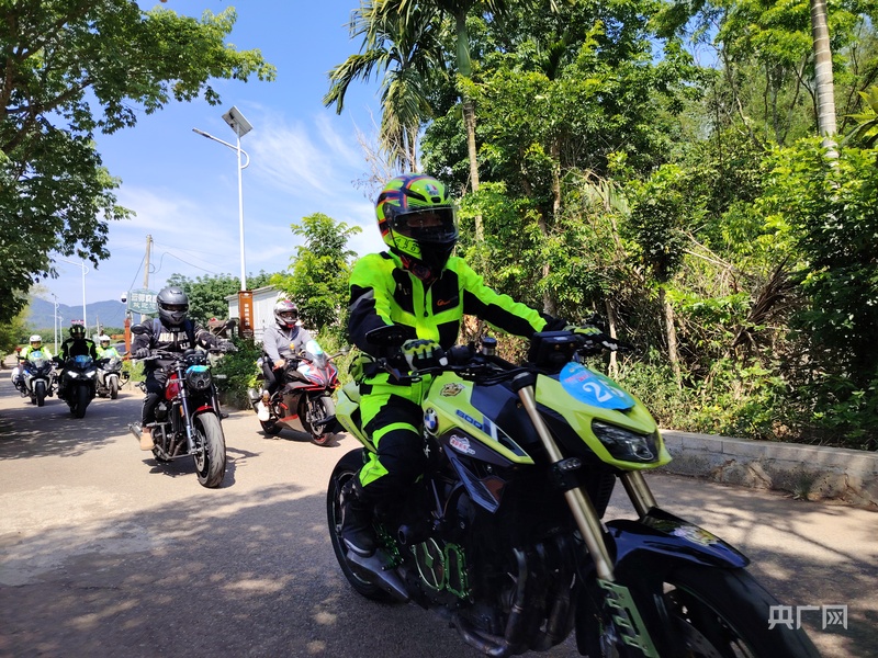 海南白沙举办文明骑行火狐电竞官网主题活动 警民共筑平安路(图3)